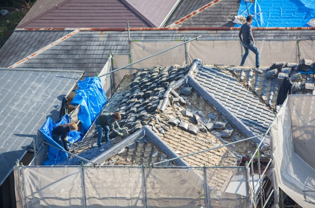 people working to tile a roof 2024 11 27 13 36 03 utc